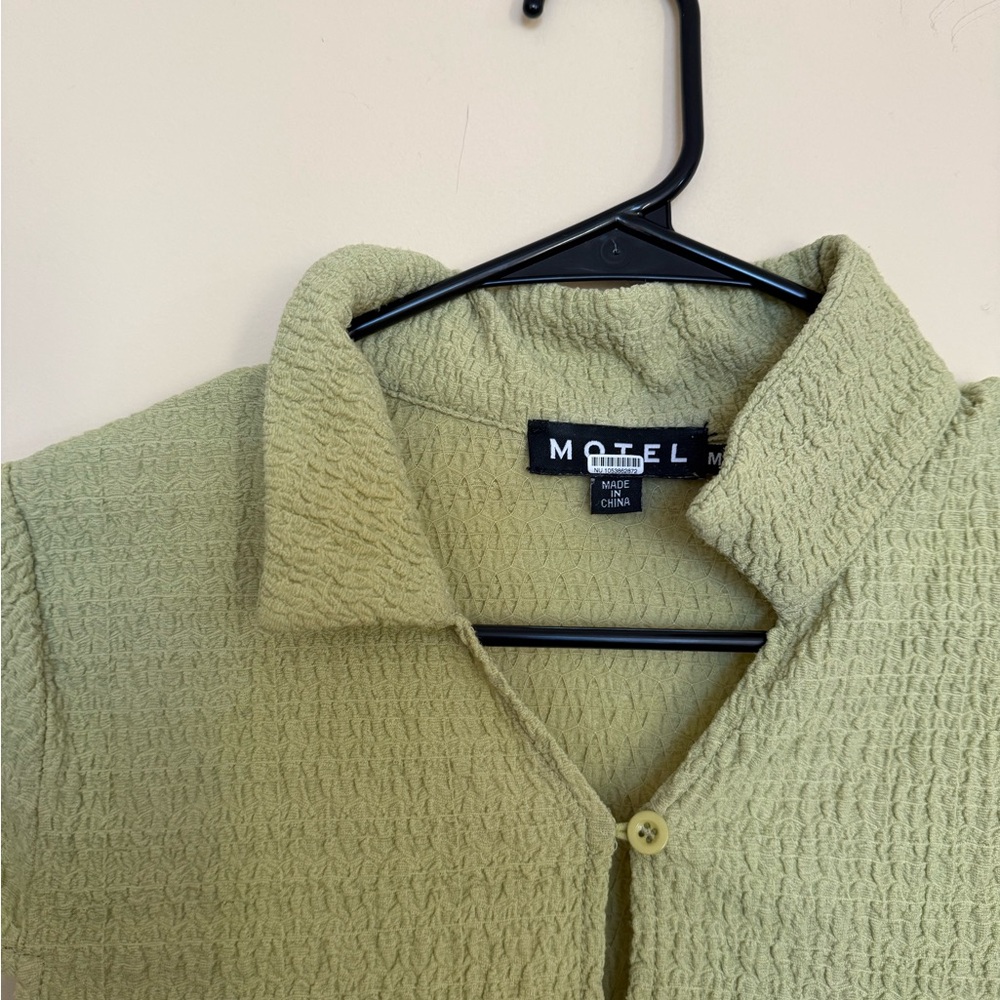 Green Textured Keyhole Button-Up Top - Picture 2 of 4